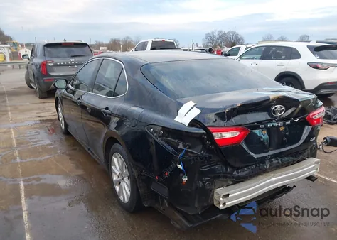 2018 Toyota Camry Le z USA, uszkodzony, nr VIN 4T1B11HK2JU005742